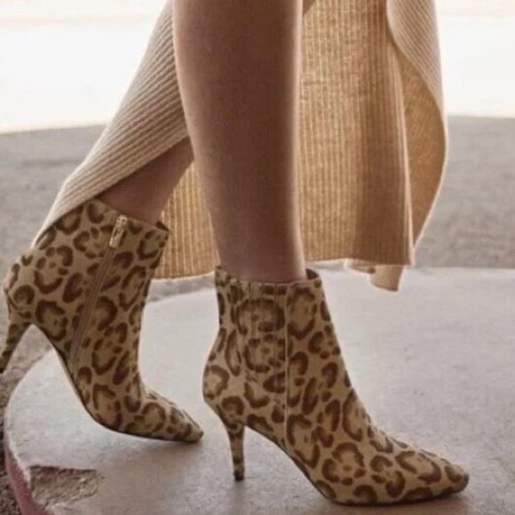 VINCE CAMUTO Ambind Cow Hair Animal Print Bootie NEW Size 7.5 - Picture 1 of 13